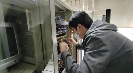 大港油田天然氣公司數智化技術服務中心開展機柜間標準化專項治理工作，提升網絡技術服務可靠性